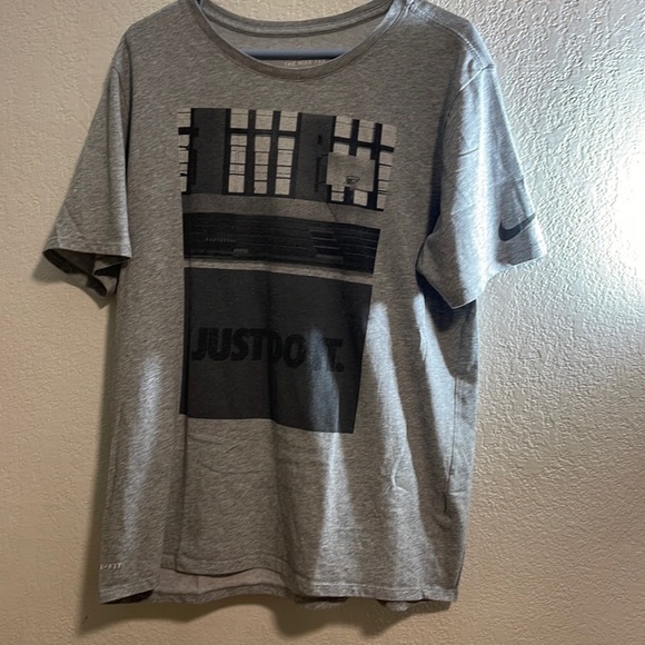 nike gray shirt good condition - Picture 1 of 3